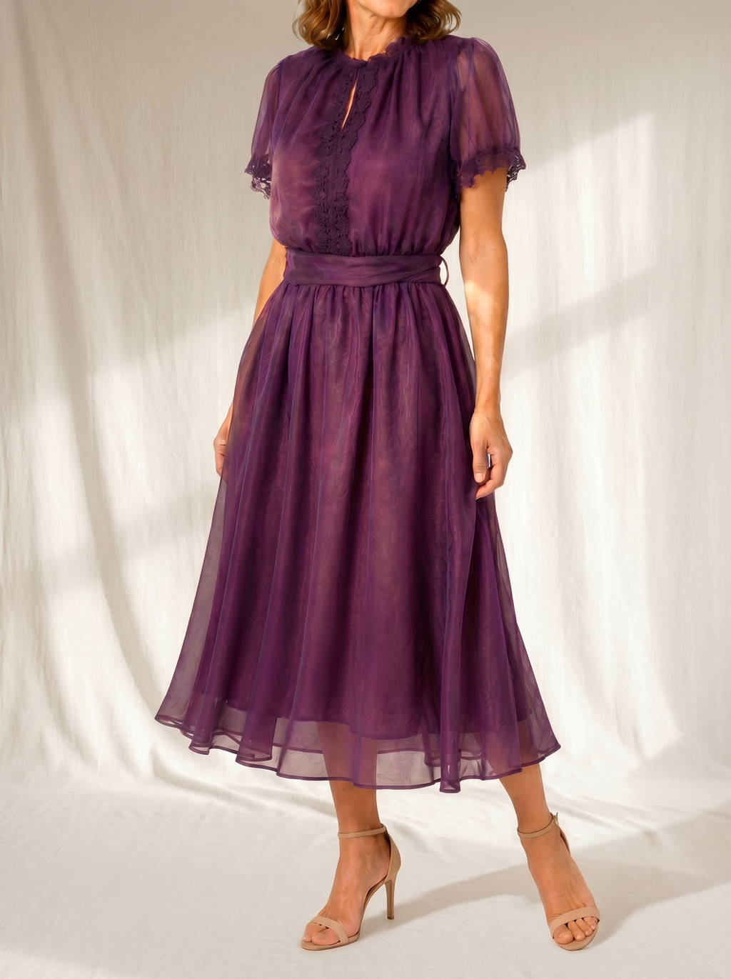 Flavia | Vestido largo con escote en forma de gota y ribete de encaje de gasa